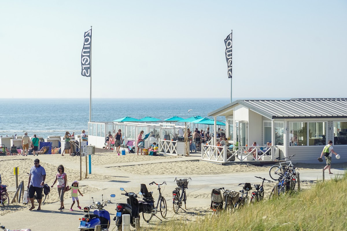Zomers beachclub in Katwijk